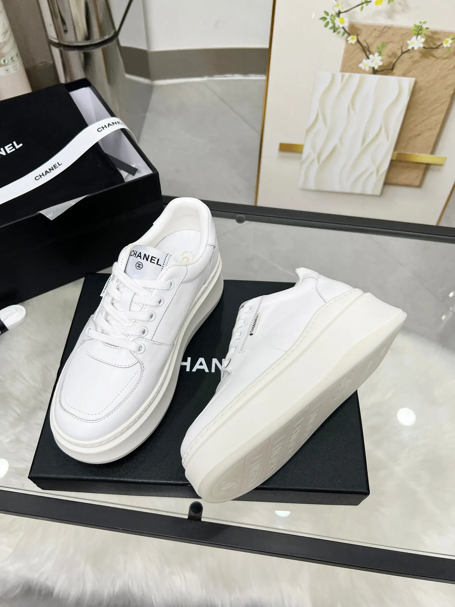 👟👟Ex-factory price 480👟👟 CHANEL 25C spring and summer new sports shoes official website is available at the same time ❤️ Counter out-of-stock kings. Major bloggers are recommending new styles on social days. This season’s new styles are simply eye-catching and look great on the feet. The casual casual sports style is refreshing and natural, interpreting Chanel’s fashionable femininity. The overall customization makes all sports models on the market at that time obsolete. This series is now available for sale! The upper is made of custom imported pebbled calf leather ➕ custom frosted calf leather. The lining is made of original one-to-one professionally customized mesh. Hardware accessories. Original full set of molds (not common in the market). Original custom molded TPU combination outsole. Height 4 cm. Women's size 35-39.